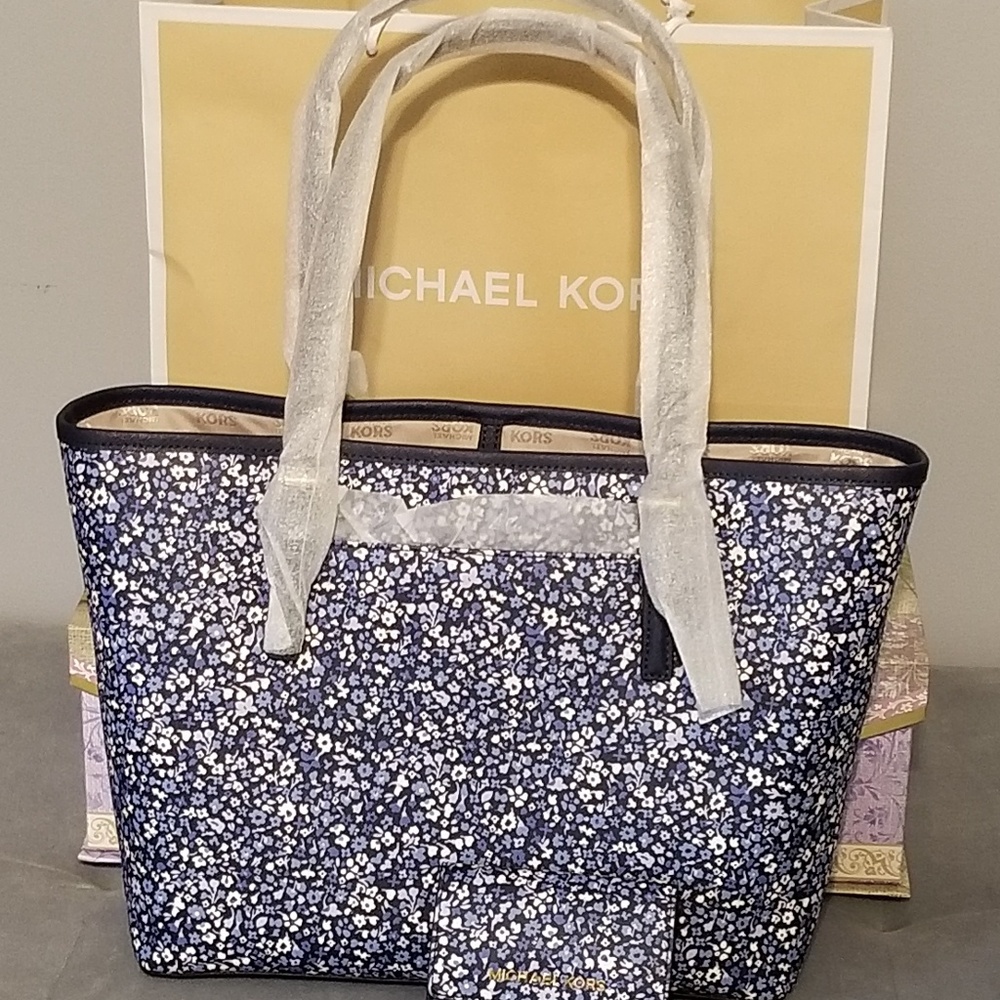 Michael Kors Jet Set Carryall Tote with Card Case